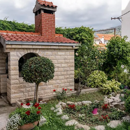 Studio With Garden At Split Suburbs Daire *
